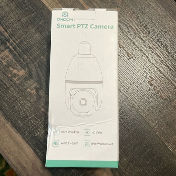 NEW NIB DIHOOM WIFI WIRELESS SMART CAMERA CAN SCREW IN LIGHT SOCKET OR PLUG IN - Picture 1 of 4